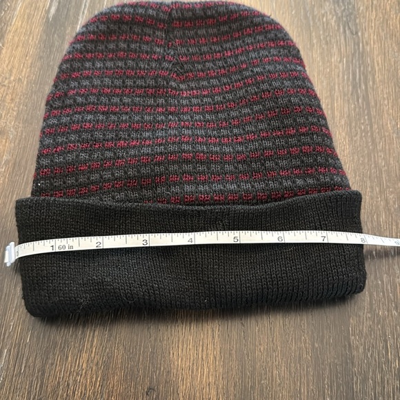 🟣 RED & BLACK KNIT BEANIE - Picture 3 of 3